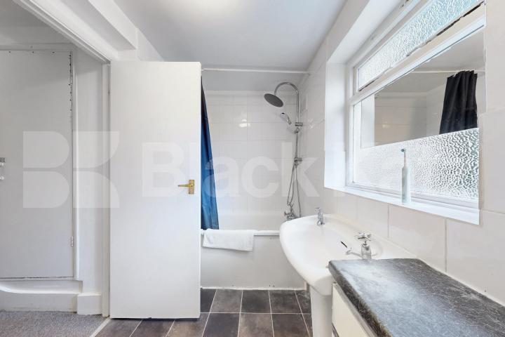 Elegant Raised Ground Floor Apartment in Sought-After NW1 Camden Park Road, Camden